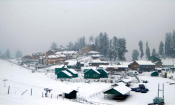 कश्मीर में भारी बर्फबारी, उड़ान सेवा हुई बाधित