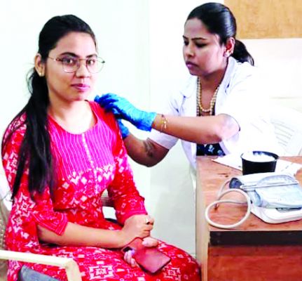रोटरी क्लब ऑफ रायपुर ग्रेटर और इनर व्हील के शिविर में 69 महिलाओं को लगी सर्वावैक वैक्सीन