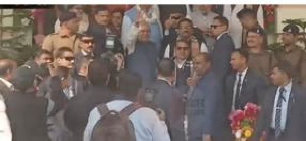 नीतीश पहुंचे विधानमंडल, जदयू के विधायको ने दिखाया 'विक्ट्री साइन'