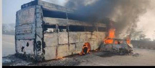 यमुना एक्सप्रेस वे पर स्लीपर बस से टकराई कार, 5 की जल कर मौत