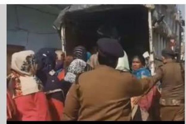 बनभूलपुरा हिंसा मामला : कर्फ्यूग्रस्त इलाकों में जिला प्रशासन पहुंचा रहा खाने-पीने का सामान और दवाइयां