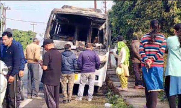 देहरादून में खड़ी बस में अचानक लगी आग, कूड़े के ढेर में तब्दील