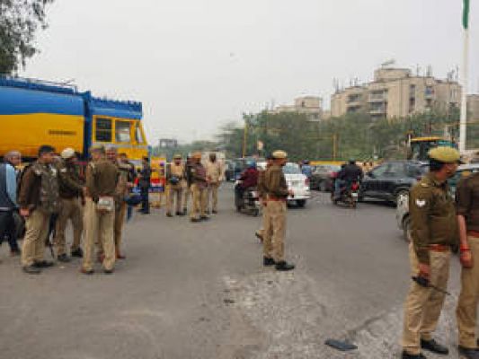 दिल्ली बॉर्डर पर आज भी पुलिस की तैनाती, नोएडा से कुछ किसान संगठनों के दिल्ली जाने की आशंका