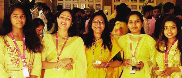 पारम्परिक वसंत पंचमी पोशाकों में कलिंगा के विद्यार्थी और शिक्षकगण ने की सरस्वती पूजा