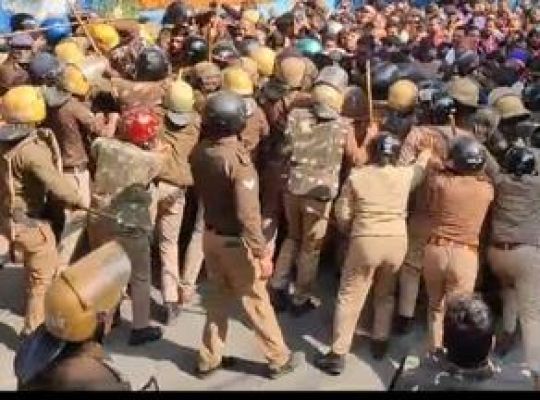 देहरादून में उपनल कर्मचारियों ने मांगों को लेकर प्रदर्शन किया