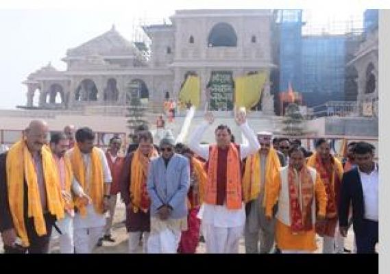 उत्तराखंड के मुख्यमंत्री ने अपनी कैबिनेट के साथ किए रामलला के दर्शन