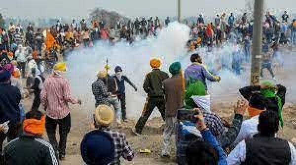 हरियाणा पुलिस ने किसानों के शंभू बॉर्डर पर अवरोधकों की ओर बढ़ने के बाद आंसू गैस के गोले छोड़े