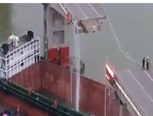 चीन में मालवाहक जहाज के पुल से टकराने से दो की मौत, तीन लापता