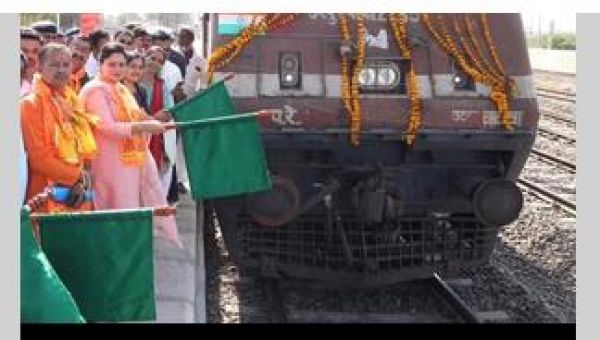 सांसद पूनमबेन माडम ने आस्था ट्रेन को हरी झंडी दिखाकर रामभक्तों को दी विदाई