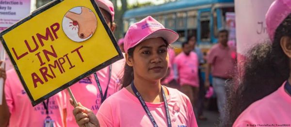 भारत: कैसे एक महिला संगठन के सवालों से सीख रहा है एआई