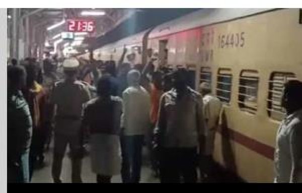 अयोध्या से लौट रही ट्रेन को जलाने की धमकी देने वाला कर्नाटक का शख्स गिरफ्तार