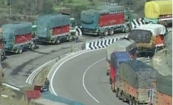 प्रतिबंधों के साथ श्रीनगर-जम्मू राजमार्ग दोतरफा यातायात के लिए फिर से शुरू