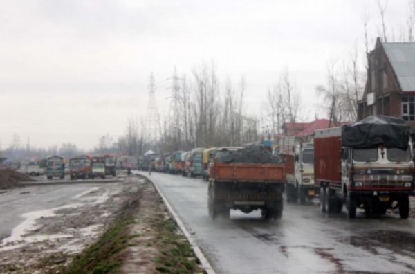 श्रीनगर-जम्मू राजमार्ग पर यातायात पूरी तरह बहाल