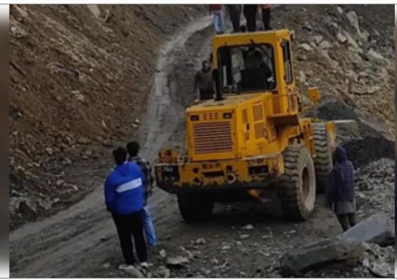 भूस्खलन के कारण श्रीनगर-जम्मू राष्ट्रीय राजमार्ग अवरुद्ध