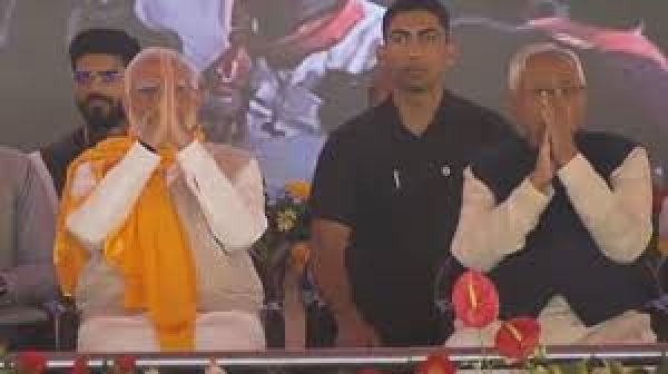 प्रधानमंत्री मोदी का गया हवाई अड्डे पर राज्यपाल आर्लेकर, मुख्यमंत्री नीतीश कुमार ने किया स्वागत