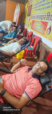 बालाजी स्कूल में रक्तदान शिविर शुरू, पहले ही घंटे में दो दर्जन से अधिक ने किया 