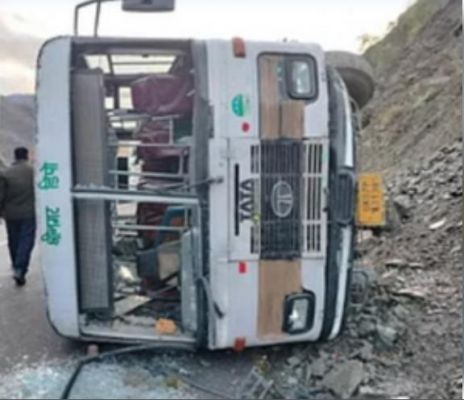 श्रीनगर में देवप्रयाग के पास रोडवेज की बस पलटी, 8 घायल