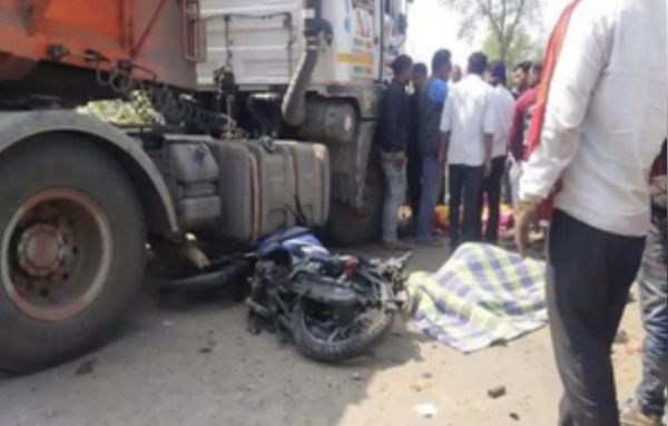 दुमका में चाय दुकान में घुसा ट्रक, तीन की मौत