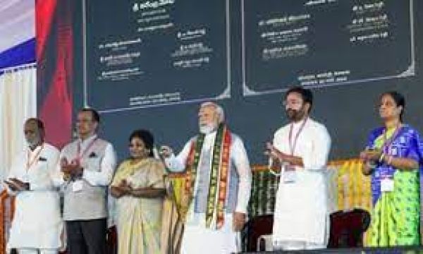 युवाओं को बढ़ावा देने से डरती है कांग्रेस: तेलंगाना रैली में मोदी