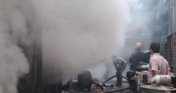 गाजियाबाद में अगरबत्ती बनाने वाली फैक्ट्री में लगी भीषण आग, काबू पाने की कोशिश जारी