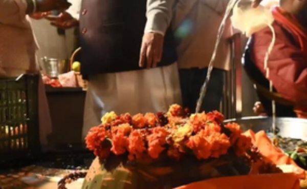 देहरादून में महाशिवरात्रि पर प्राचीन टपकेश्वर मंदिर में उमड़ा भक्तों का सैलाब