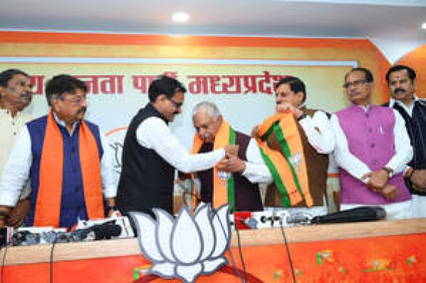 मध्य प्रदेश से राहुल गांधी की यात्रा गुजरते ही कांग्रेस को बड़ा झटका