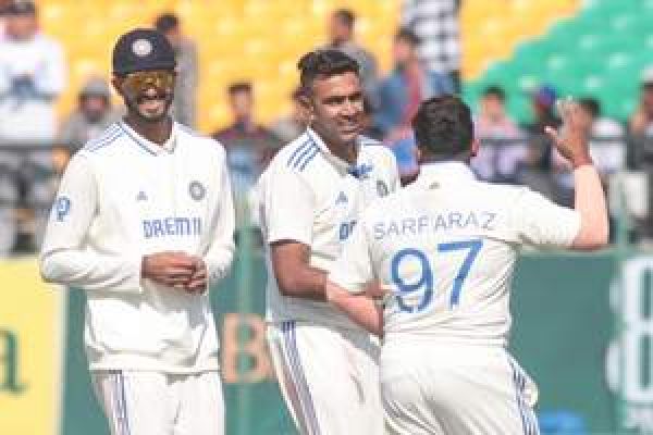 अश्विन और कुलदीप ने लंच तक इंग्लैंड को 103/5 पर रोका , भारत से 156 रन पीछे