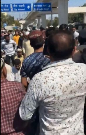 इंद्रलोक में ‘नमाज’ से जुड़ी घटना के बाद पुलिस, अर्द्धसैन्य बल के जवान तैनात