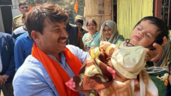 दिल्ली के मजनू का टीला इलाके में रह रहे पाकिस्तानी हिंदू शरणार्थियों से मिले मनोज तिवारी