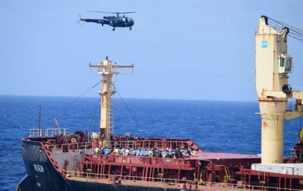 भारतीय नौसेना के 40 घंटे तक चले ऑपरेशन के बाद 35 समुद्री लुटेरों का सरेंडर