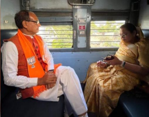 शिवराज सिंह चौहान ने ट्रेन में की यात्रा, कार्यकर्ताओं से संवाद भी किया