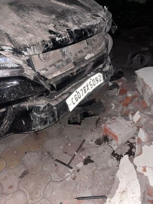 हाउसिंग बोर्ड में पार्षद कार्यालय पर चढ़ा दी एसयूवी, पार्षद का साथी गंभीर