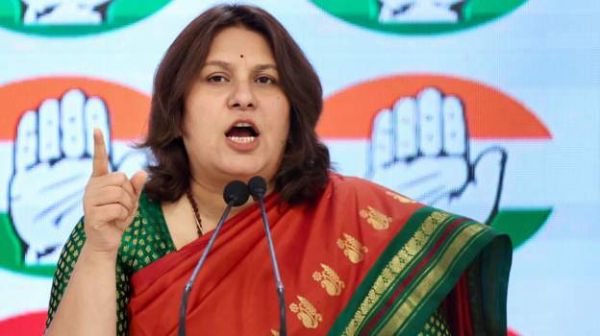 सुप्रिया श्रीनेत को कंगना रनौट पर टिप्पणी मामले में चुनाव आयोग ने दिया नोटिस