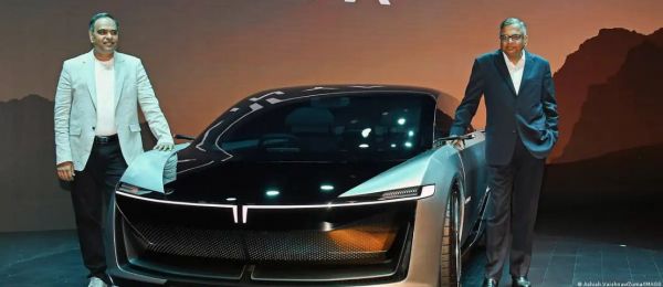 ई-कार निर्माता कंपनियों को लुभा पाएगी भारत की नई EV नीति?