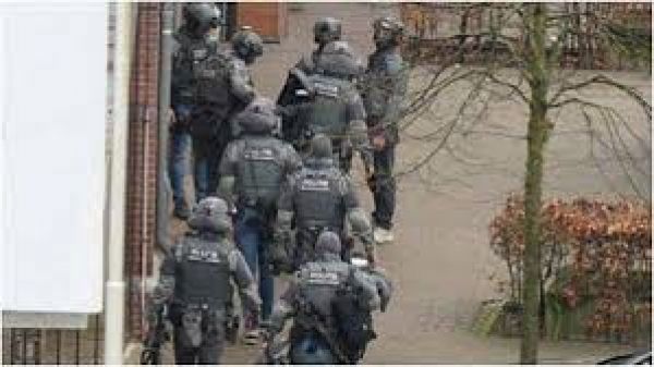 नीदरलैंड के एडे शहर में कई लोगों को बनाया गया बंधक, पुलिस ने आसपास की इमारते खाली कराईं