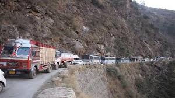 बारिश के कारण भूस्खलन से जम्मू-श्रीनगर राष्ट्रीय राजमार्ग अवरुद्ध