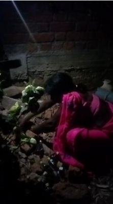 देखें VIDEO: जमीन में गाड़ कर रखी शराब के साथ महिला गिरफ्तार