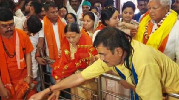 राबड़ी देवी, रोहिणी के साथ हरिहरनाथ मंदिर पहुंचे लालू प्रसाद, की पूजा अर्चना