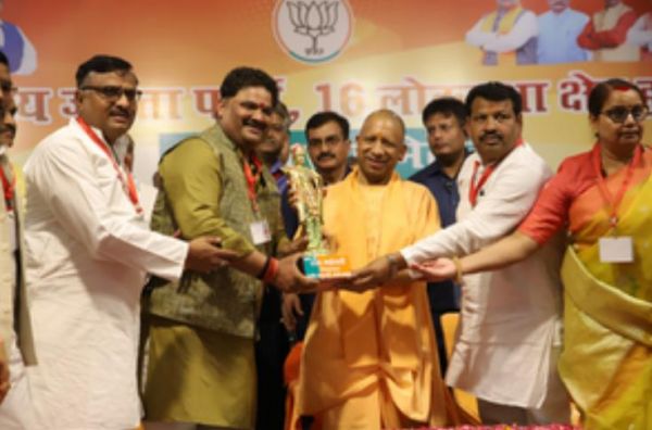 मोदी पर अंगुली उठाने वाले भारत के विकास में अवरोधक : मुख्यमंत्री योगी