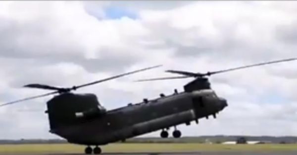 वायु सेना ने कश्मीर में एनएच-44 पर की चिनूक हेलीकॉप्टरों की आपातकालीन परीक्षण लैंडिंग