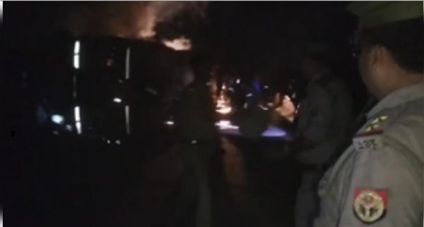 बाराबंकी : दो ट्रकों की टक्कर में दो लोगों की जलने से मौत