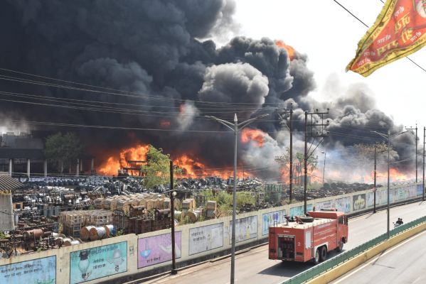 देखें VIDEOS : राजधानी के गुढिय़ारी में लगी भीषण आग