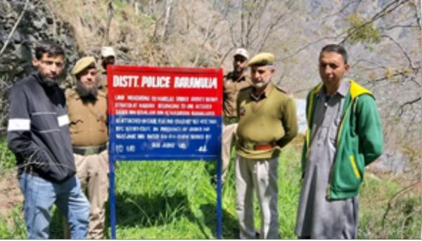जम्मू-कश्मीर के बारामूला में तीन भगोड़े अपराधियों की संपत्ति कुर्क की गई