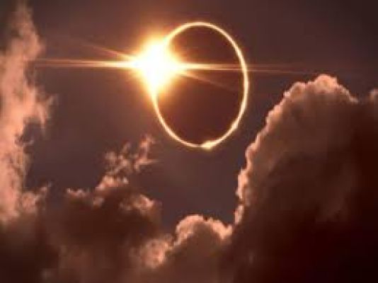 उत्तरी अमेरिका में पूर्ण सूर्य ग्रहण देखने उमड़ी लोगों की भीड़