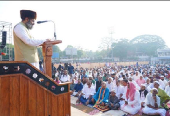 केरल में ईद आज, नेता मिल रहे हैं नमाजियों से