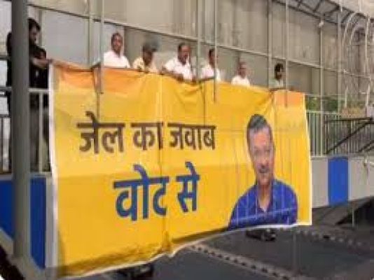 आप कार्यकर्ताओं ने राज कुमार आनंद के दिल्ली स्थित आवास के बाहर किया विरोध प्रदर्शन
