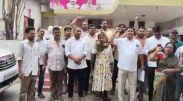 2बीएचके योजना के आवेदकों ने बीआरएस उम्मीदवार के घर पर किया विरोध प्रदर्शन