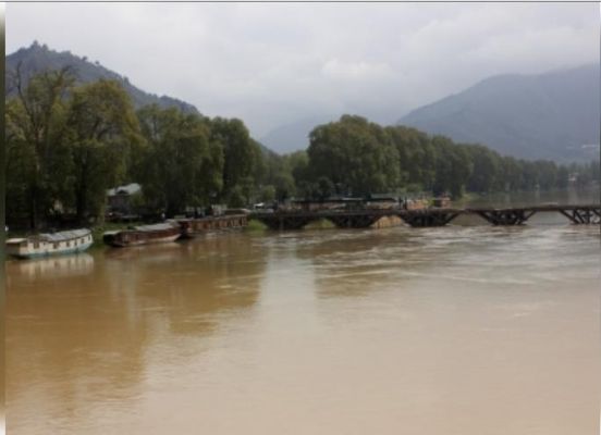 जम्मू-कश्मीर की झेलम नदी में नाव पलटने से चार की मौत