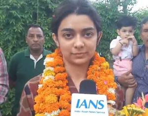 दिल्ली पुलिस के एएसआई की बेटी रूपल राणा ने यूपीएससी परीक्षा में हासिल की 26वीं रैंक, परिवार ने जाहिर की खुशी