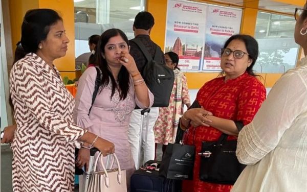 दिल्ली उड़ने से पहले प्लेन बिगड़ी, एलायंस एयर को कोसते 50 यात्री वापस लौटे